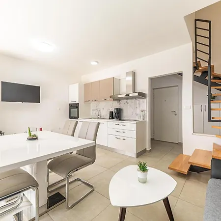 Lovely In Seget Donji *