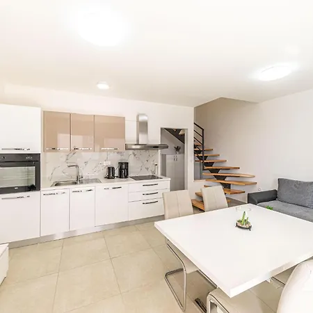 Lovely In Seget Donji Apartament