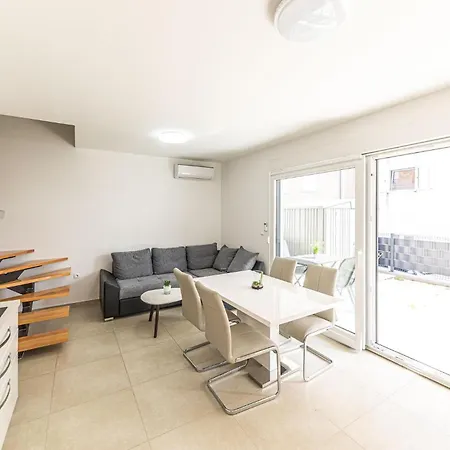 Lovely In Seget Donji