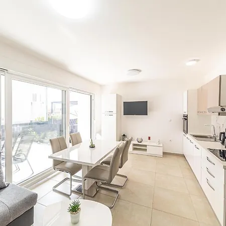 Lovely In Seget Donji Apartmán *