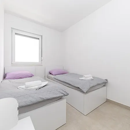 Lovely In Seget Donji טרוגיר