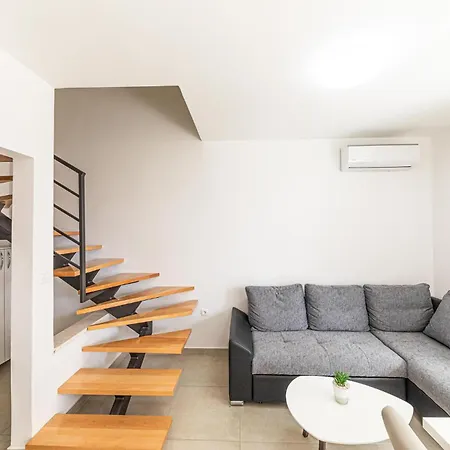 Lovely In Seget Donji *